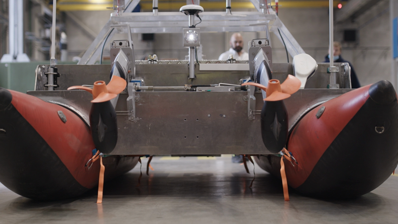 ONDER EMBARGO TOT 28/04/2022 --> Nieuwe branding

Video over Echodrone 2.0 die te water wordt gelaten. De Echodrone is een peilvaartuig dat autonoom vaart en verschillende dieptemetingen kan uitvoeren. Zo garandeert het een veilige doorgang voor de scheepvaart. Deze versie kreeg een stevige upgrade tegenover de 1.0: het is robuuster, beter bestand tegen verschillende weersomstandigheden en heeft diverse nieuwe meetapparatuur aan boord zoals een sonar radar.